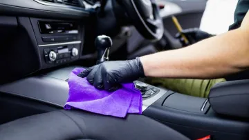 Не тільки сидіння: де салон автомобіля найбільше брудниться і як його просто очистити