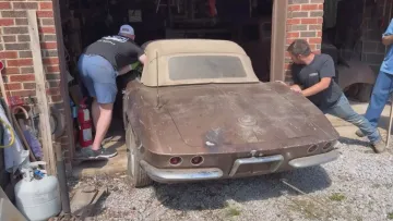 Зірково-смугастий скат: у США знайшли культовий Chevrolet Corvette Stingray — машина не виїжджала 50 років 