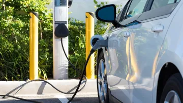 Електромобілі проти бензинових машин: на яких авто їздити безпечніше і чому