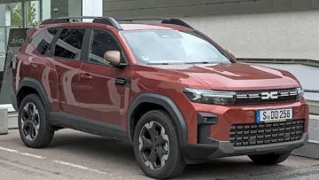 Несподіваний результат тесту кросоверів: бюджетна Dacia Bigster виявилася дорожчою за Toyota