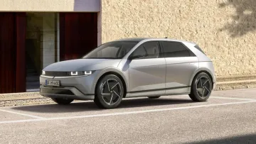 Розлив воду і заплатив 12 тисяч доларів: власнику електромобіля у США раптово довелося робити дорогий ремонт