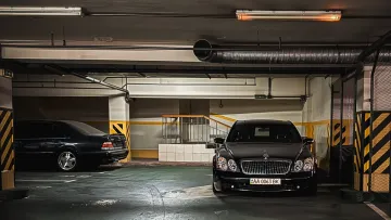 У Києві знайшли занедбаний паркінг з розкішними авто 2000-х: що відомо про знахідку