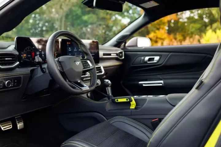 Що не можна залишати в машині взимку: поради водіям і список небезпечних речей