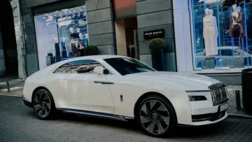 На службі Її Величності: в Україні помітили рідкісне електрокупе Rolls-Royce за понад півмільйона доларів