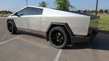 Чергове коригування від Ілона Маска: Tesla підняла вартість двомоторного та повнопривідного Cybertruck