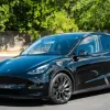 Tesla самостійно доїхала від заводу до свого власника: відео революційної поїздки на день народження Маска