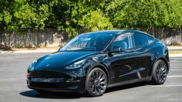 Tesla самостійно доїхала від заводу до свого власника: відео революційної поїздки на день народження Маска