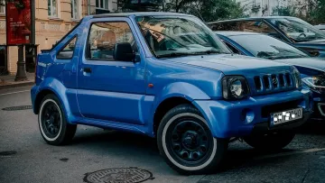 В оригінальному забарвленні без іржі: на дорогах Києва зняли рідкісний японський позашляховик