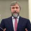 «Будуть ще більше переслідувати»: Новинський нажалівся на Україну Такеру Карлсону – вийшов набір пропаганди