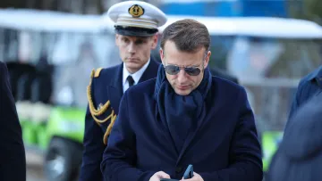 Чому Макрон почав з’являтися на публіці у сонцезахисних окулярах: чи справді це справа рук його дружини