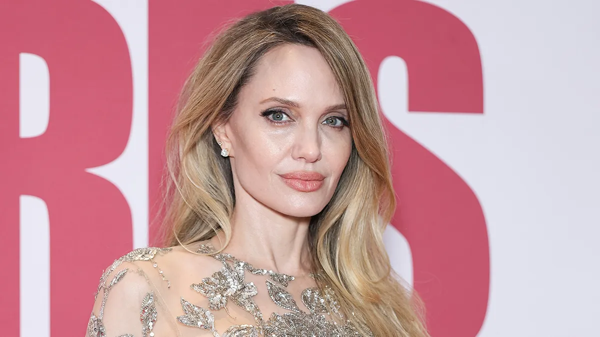 «Не мала жодного роману»: інсайдери розповіли, як Джолі живе після розлучення з Піттом