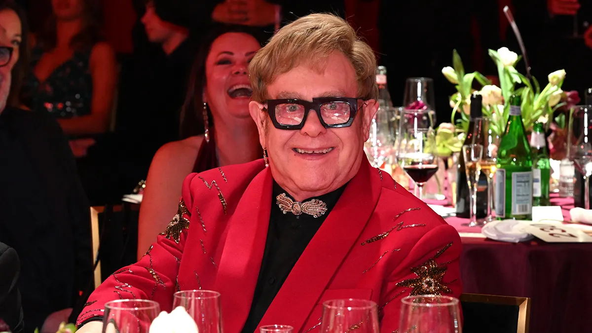 «Без допомоги вже не може ходити»: нове відео Елтона Джона приголомшило фанів