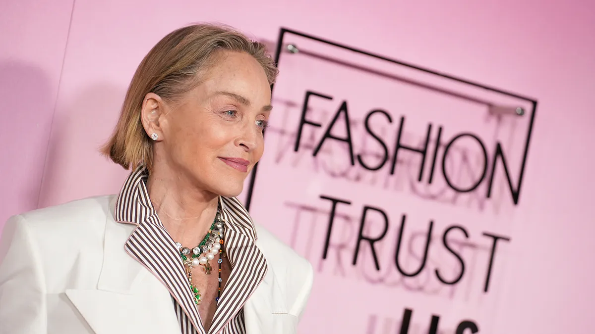 Головний акцент – кольє: Шерон Стоун у смугастому образі підкорила церемонію для дизайнерів