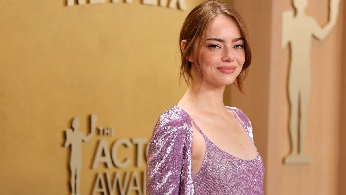 Із чоловіком і у вражаючій сукні: Емма Стоун замилувала образом на церемонії вручення відомої премії