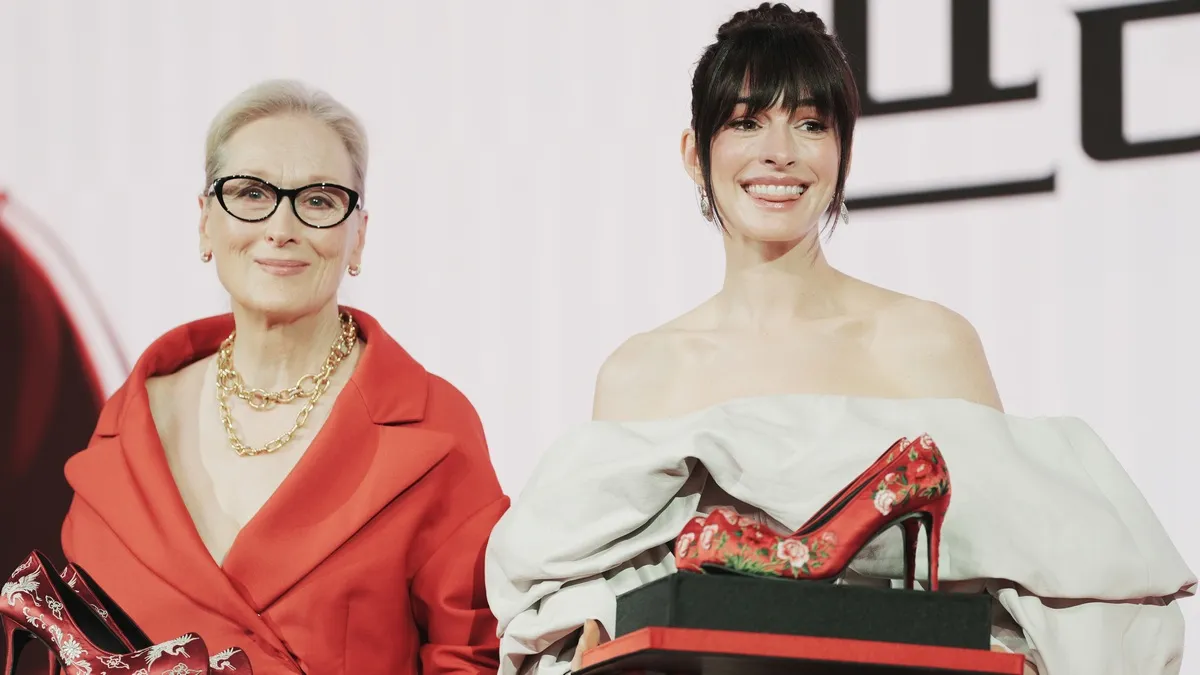 Енн Гетевей презентувала фільм «Диявол носить Prada 2» у Шанхаї: зірка Голлівуду вразила казковим стилем