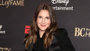 «Старіння – це привілей. Це не те, чого слід боятися»: 50-річна Дрю Беррімор показала, як виглядає без макіяжу