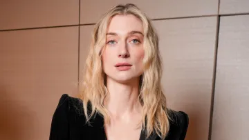 Хоч і в сукні, але ніби гола: акторка Дебікі вразила стильним вбранням із ню-зображенням