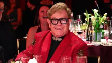 «Без допомоги вже не може ходити»: нове відео Елтона Джона приголомшило фанів