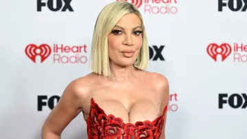 Яскрава й відверта: Торі Спеллінг з’явилася на церемонії у сукні, що підкреслила її бюст