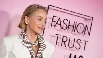 Головний акцент – кольє: Шерон Стоун у смугастому образі підкорила церемонію для дизайнерів