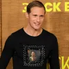 50-річний Скарсгард вийшов у картатій спідниці з обличчям Олівії Колман на грудях: панк-шик