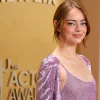 Із чоловіком і у вражаючій сукні: Емма Стоун замилувала образом на церемонії вручення відомої премії