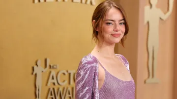 Із чоловіком і у вражаючій сукні: Емма Стоун замилувала образом на церемонії вручення відомої премії