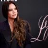 «Не буває забагато нарядності»: легенда Spice Girls Вікторія Бекхем вразила чорним луком із власної колекції