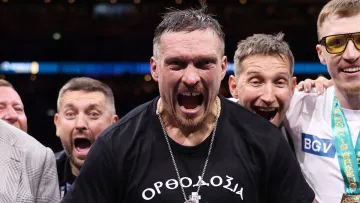 Що означає напис на футболці Усика: наш чемпіон після бою з Дюбуа вийшов в одязі з трьома словами
