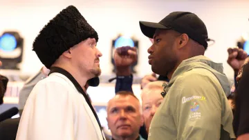 Усик провів фінальну битву поглядів із Дюбуа перед боєм: у британця не витримали нерви – відео епізоду