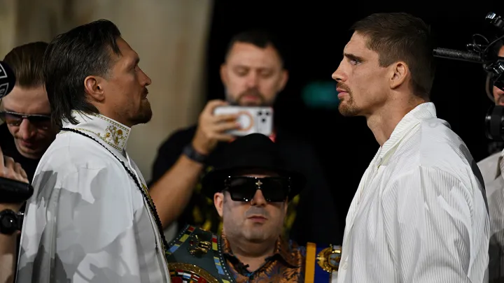 Дивилися один одному в очі майже дві хвилини: Усик і Верховен видали захопливу дуель поглядів – відео