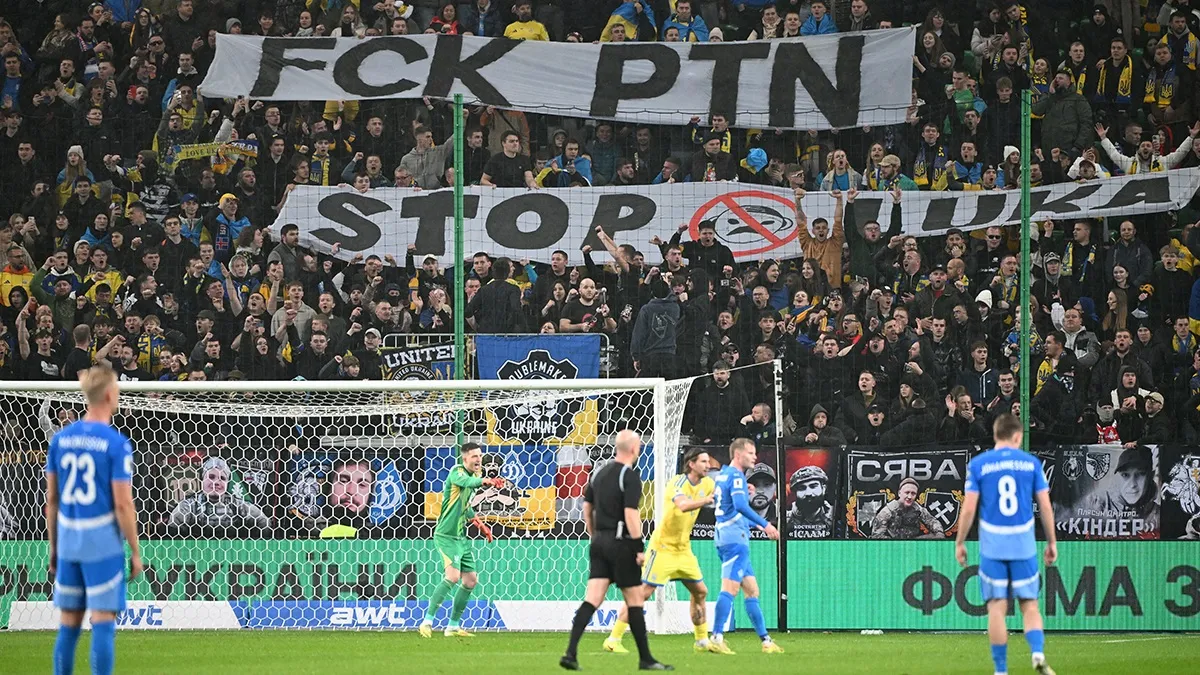 «Нехай москва лежить в руїнах»: фани збірної України вразили величезним полотном на матчі з Ісландією