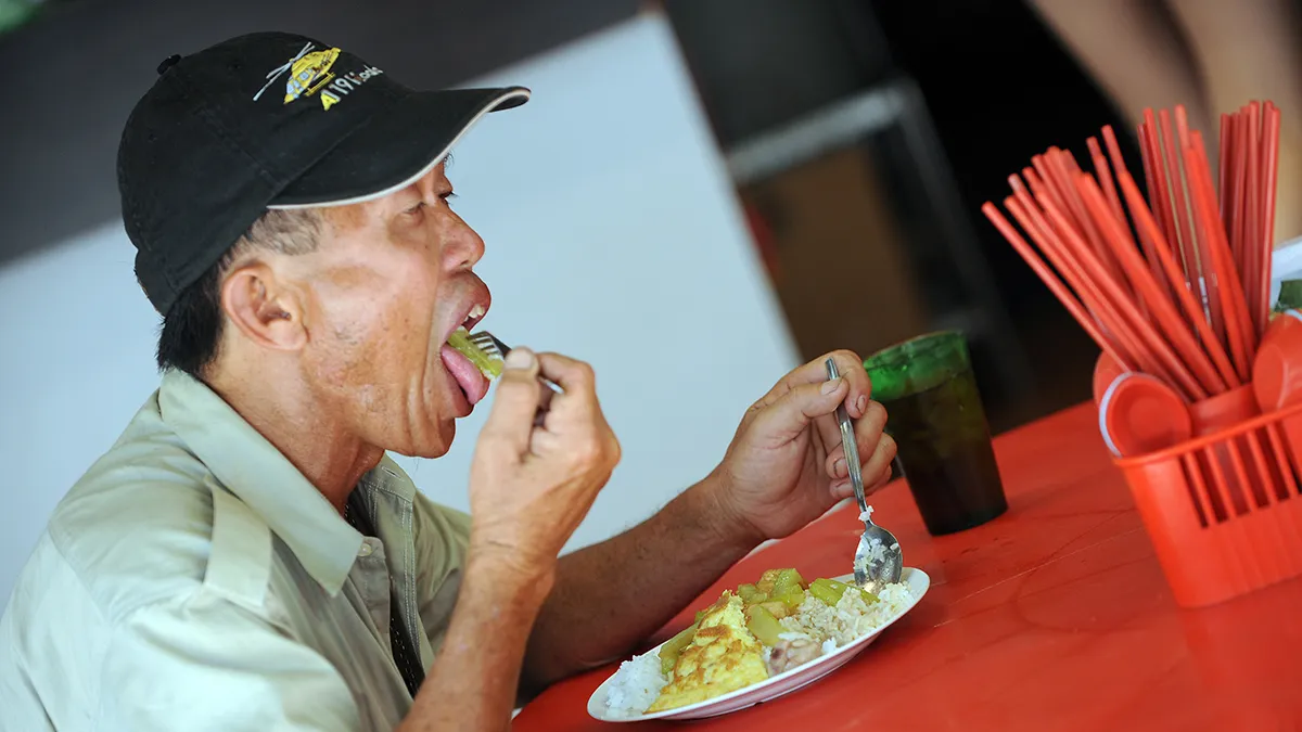 «Можу без батьків, але не без дівчини»: в Малайзії чоловік перейшов на хліб і локшину, щоб забезпечити жінку