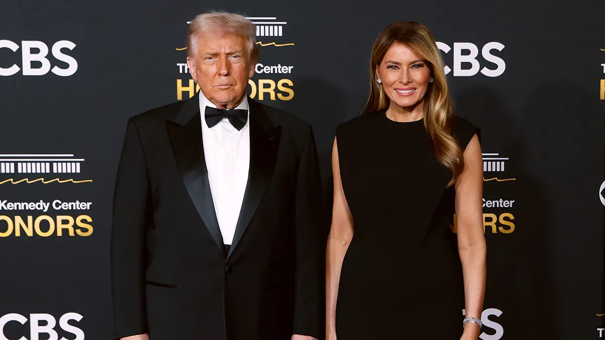 «Моя дружина ненавидить, коли я так роблю»: Трамп пожартував про реакцію Меланії на його танці та жести