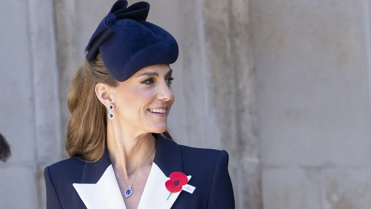 Темно-синій шик та данина Діані: Кейт Міддлтон вразила образом на заході пам'яті у Вестмінстері