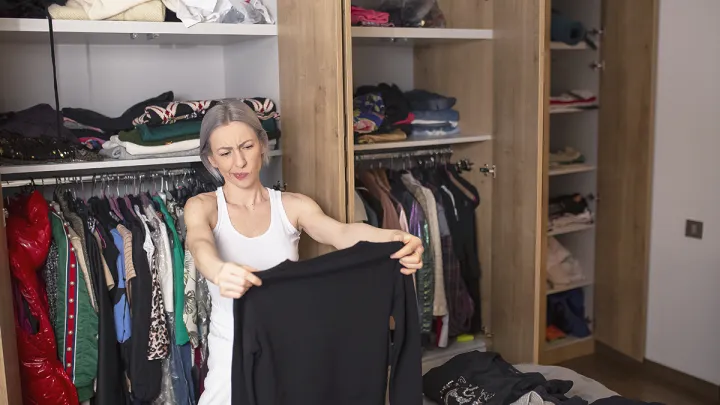 Навіщо класти активоване вугілля в шафу з одягом: несподівані лайфхаки