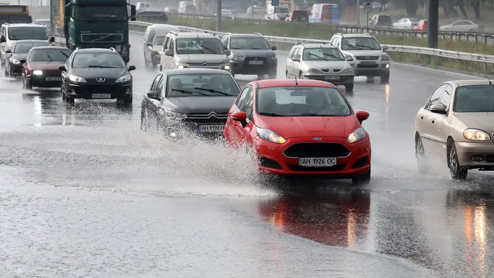 Київ вкрився ямами: чому дороги зникають разом зі снігом та яка є альтернатива асфальту