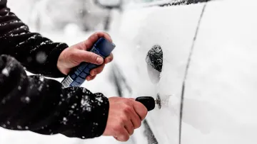 Авто під час морозної погоди: як відкрити замок машини та не пошкодити лакофарбове покриття без окропу
