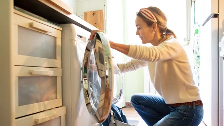 П’ять секретів ідеального прання: навіщо класти вологу серветку в барабан та як не зіпсувати пуховик 