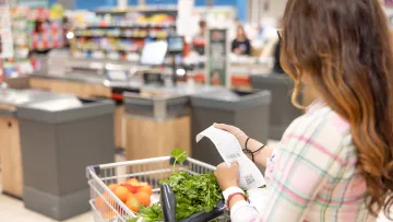 Секретні хитрощі супермаркетів: як нас змушують купувати більше і як уникнути зайвих витрат