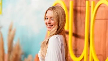 Голлівудський гламур: Сідні Свіні з’явилася у розкішному кейпі на прем’єрі зіркового проекту «Ейфорії»