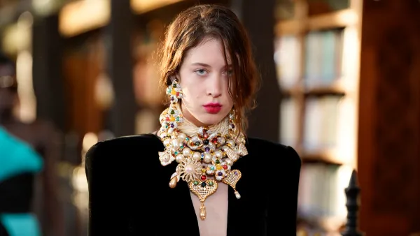 Донька Ніколь Кідман вразила сміливим вирізом на подіумі Valentino у Парижі: фото та відео
