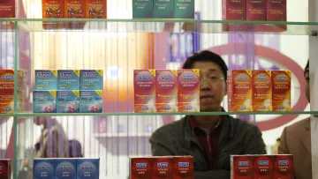 Китайці будуть платити податок із продажу контрацептивів: з чим пов’язана реформа