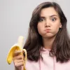 Чи можна їсти банани перед сном? Всі «за» і «проти» фруктового нічного перекусу
