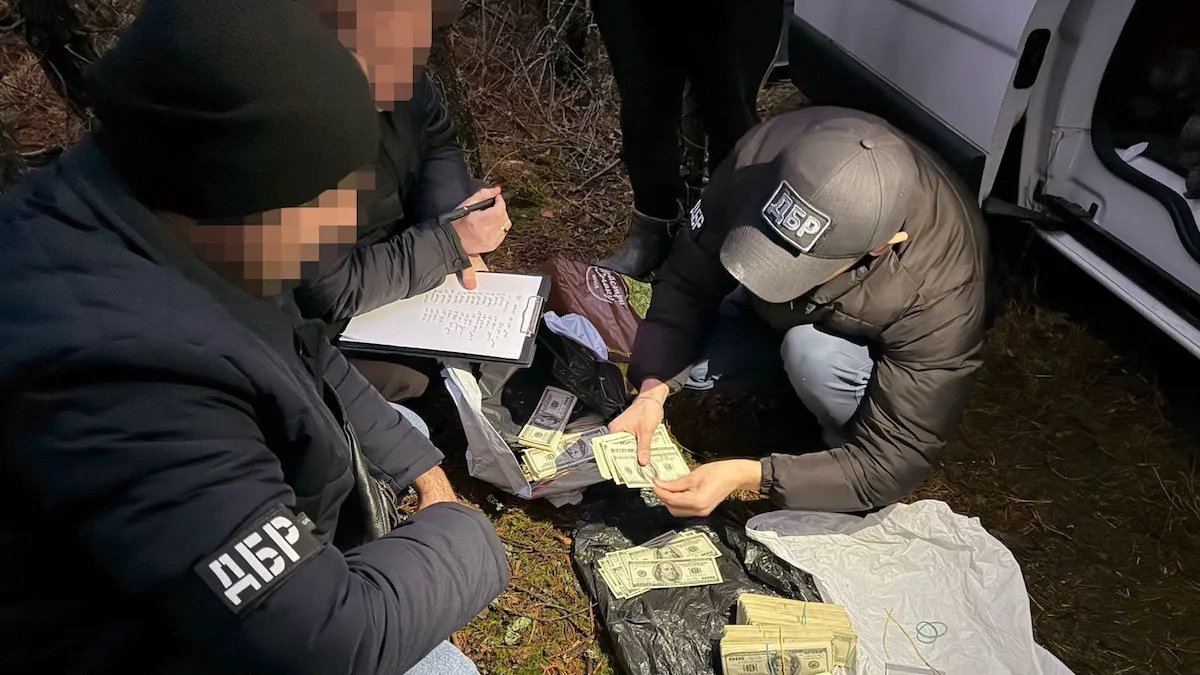 Переховувався в лісі у наметі з грошима у пакетах: деталі затримання поліцейського, який вкрав $300 000 і втік