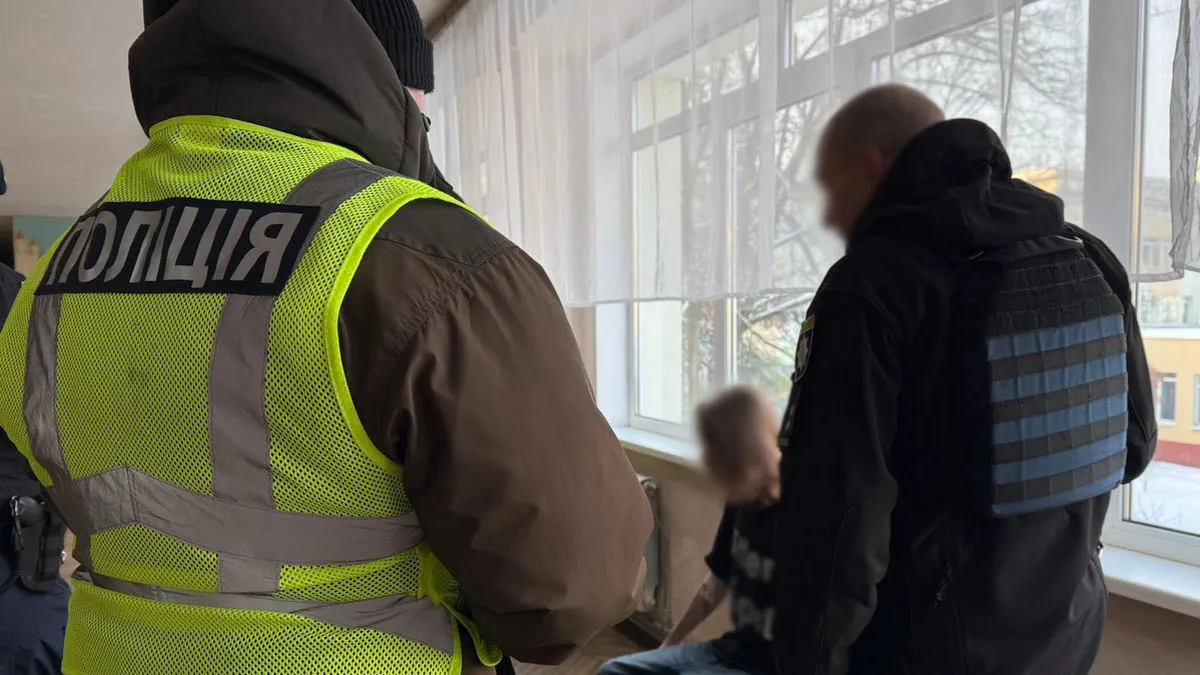 Поліція оприлюднила подробиці нападу київського учня на вчительку і однокласника з ножем: відео зі школи