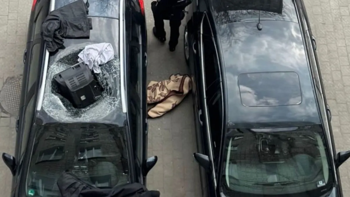 У Львові п'яний чоловік викинув з вікна багатоповерхівки телевізор й пошкодив авто: що загрожує хулігану