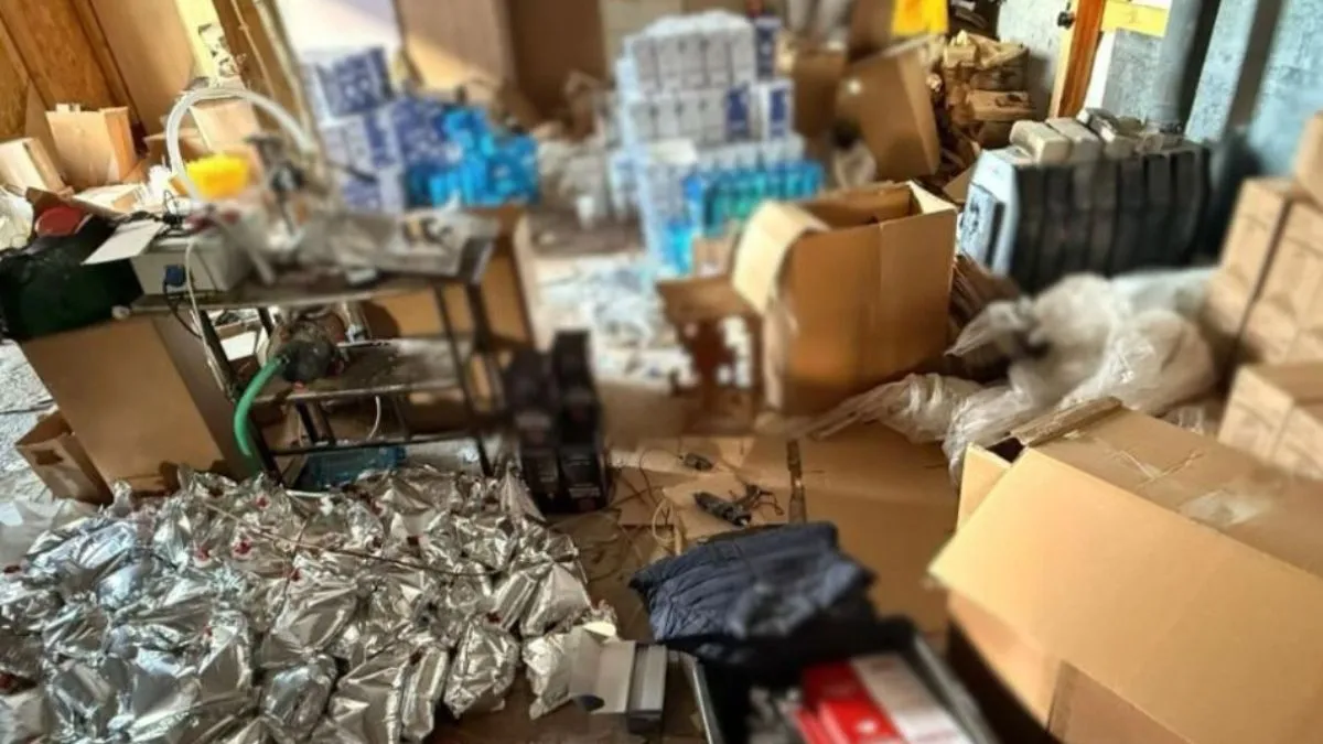 У Києві викрили ділків, які розливали спиртовмісні напої в промислових масштабах: що загрожує бутлегерам