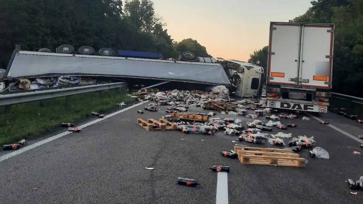 Побиті авто та пляшки Coca-Cola на дорозі: між Києвом та Одесою сталась ДТП, яка дивом обійшлась без жертв