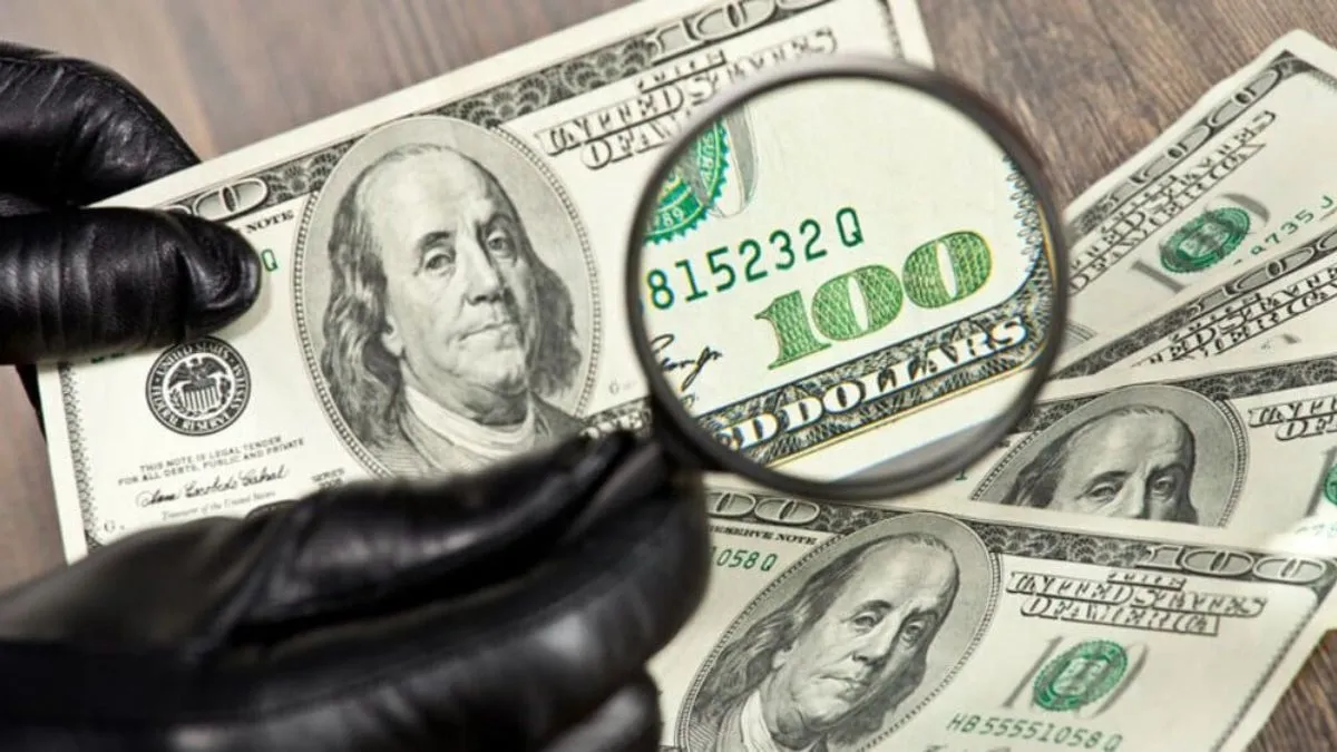 У Києві 2 молодиків торгували липовими доларами: скільки коштували підробки й що загрожує фальшивомонетникам
